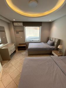 1 dormitorio con cama y ventana grande en Crescent of the Lake Luxury Apartment en Túnez