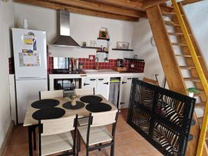 Кухня или мини-кухня в Maison 1 a 5 personnes 1 chambre et 1 mezzanine
