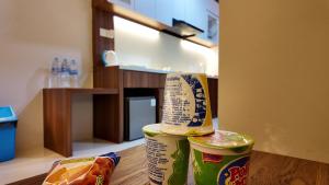una lata de comida sentada sobre una mesa en SLEPTOPIA PREMIUM UNIT WITH TWIN QUEEN BED, en Nagoya