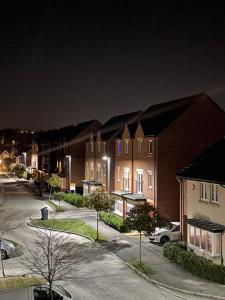 um grupo de edifícios com luzes de rua à noite em Holcott's Coach-House em Lincoln