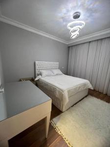 - une chambre avec deux lits et un plafond dans l'établissement دوبلكس اربع غرف بيفرلي هيلز ويست تاون فرش عالي جدا, à Sheikh Zayed
