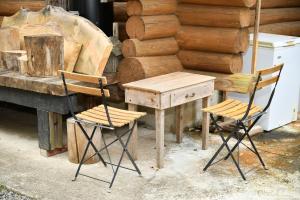 Duas cadeiras, uma mesa de madeira e uma secretária. em Logland Okumino - Camp - Vacation STAY 42153v em Gujo