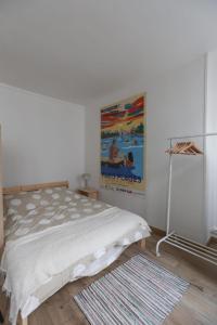 um quarto com uma cama e um cartaz na parede em Pretty cocoon in the heart of the city center em Saint-Denis