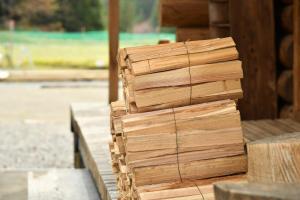 uma pilha de troncos sentados em cima de uma mesa de madeira em Logland Okumino - Camp - Vacation STAY 42150v em Gujo