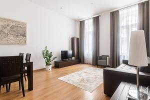 uma sala de estar com um sofá e uma mesa em Riverside Palace Suites em Praga