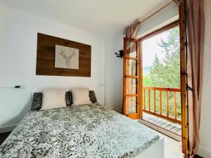 een slaapkamer met een bed en een groot raam bij Encantador Apartamento en Pla de l’Ermita in Pla de l'Ermita