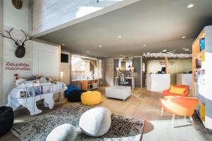 uma ampla sala de estar com mobiliário amarelo e branco em Résidence Premium L'Hévana - maeva Home - Appartement 4 pièces 8 personnes 47 em Les Allues