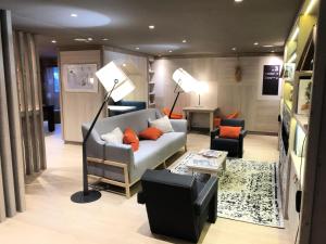 un salon avec un canapé et une table dans l'établissement Résidence Premium L'Hévana - maeva Home - Appartement 2 Pièces 4 Personnes - Prestige MAE-0628, à Les Allues 43 autres photos