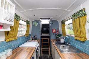 Dapur atau dapur kecil di Lazy Days Narrow Boat