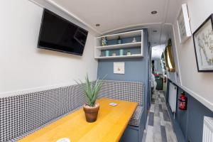 ein Esszimmer mit einem Tisch in einem Wohnwagen in der Unterkunft Lazy Days Narrow Boat in Stanley