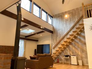 sala de estar con escalera y TV en Rental Villa Karuizawa Honors Hill - Vacation STAY 02160v en Oiwake