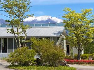 un edificio con una cúpula cubierta de nieve encima en Rental Villa Karuizawa Honors Hill - Vacation STAY 02160v en Oiwake