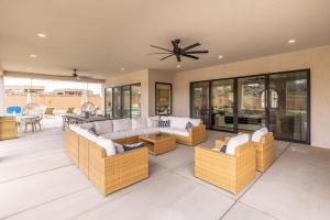 IvinsにあるSand Cove Villa at The Ledges with Private Poolのリビングルーム(ソファ、天井ファン付)