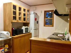 Rental Villa Karuizawa Honors Hill - Vacation STAY 04232v tesisinde mutfak veya mini mutfak