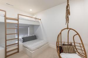 Sand Cove Villa at The Ledges with Private Poolにあるベッド