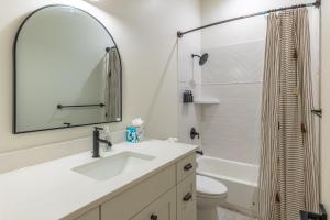 Sand Cove Villa at The Ledges with Private Poolにあるバスルーム