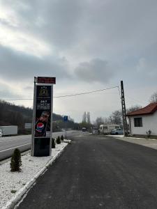 un cartello sul ciglio di una strada di Casa Alyss a Şimian