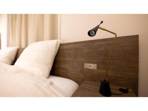 lampa siedząca na stole obok łóżka w obiekcie River Side Arashiyama - Vacation STAY 86266v w mieście Kioto