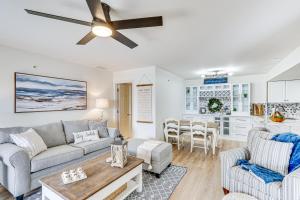 Η κουζίνα ή μικρή κουζίνα στο Regatta Bay Condo with Balcony and Water Views!
