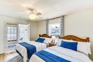 Ένα ή περισσότερα κρεβάτια σε δωμάτιο στο Regatta Bay Condo with Balcony and Water Views! +23 φωτογραφίες