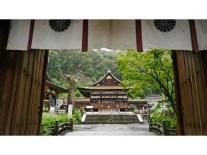 京都的住宿－River Side Arashiyama - Vacation STAY 86277v，进入寺庙的入口,有楼梯和建筑