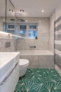 Phòng tắm tại 2 bedroom apartment - 200m from Richmond Park