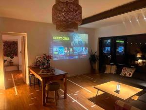 TV a/nebo společenská místnost v ubytování The Lough View Annex