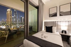 um quarto com uma cama e vista para a cidade em Burj Khalifa View, 2 Balcony w Lounge, Dubai Mall Access, Gym, Infinity-Pool, Playground, BBQ, Family Friendly em Dubai