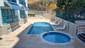 een klein zwembad in het midden van een tuin bij HOTEL AQUARELLA DEL MAR in Santa Marta