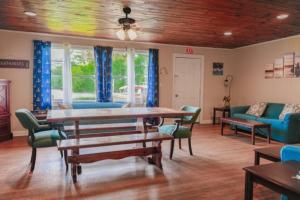 - un salon avec une table et des chaises dans l'établissement Bells Marina & Fishing Resort - Santee Lake Marion by I95 - Family Adventure, Pets on Request!, à Eutawville