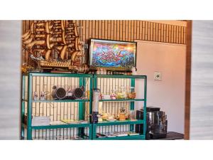 une étagère avec des articles dans une pièce dans l'établissement River Side Arashiyama - Vacation STAY 86249v, à Kyoto