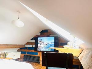 TV a/nebo společenská místnost v ubytování The Lough View Annex