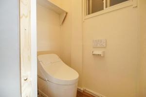 uma pequena casa de banho com um WC e uma janela em Guesthouse Yumi to Ito - Vacation STAY 94562v em Nagano