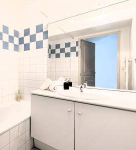 Le Bijou de Part-Dieu Grand et Charmant 2P Central في ليون: حمام أبيض مع حوض ومرآة