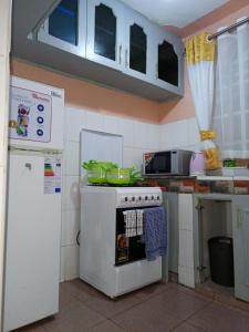 een keuken met een fornuis en een koelkast bij Zuri Homes in Naivasha