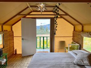 מיטה או מיטות בחדר ב-Coclí Glamping Suesca