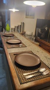 una encimera de cocina con platos y utensilios. en Apartamento tipo estudio, en Chichiriviche