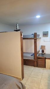 Habitación con litera y escritorio. en Apartamento tipo estudio, en Chichiriviche