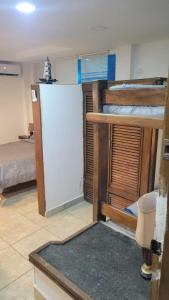 Chichiriviche的住宿－Apartamento tipo estudio，客房配有双层床和冰箱。