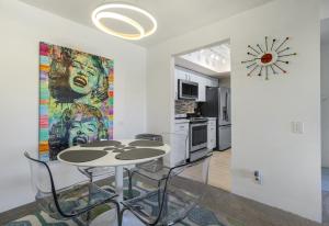 a kitchen with a table and chairs in a room at Convenient & Cozy Downtown - A Ryson Property in Palm Springs