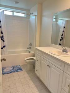 een witte badkamer met een toilet en een wastafel bij kamiko‘s home in Ontario