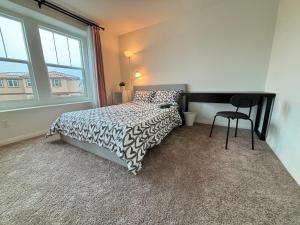 een slaapkamer met een bed, een stoel en een raam bij kamiko‘s home in Ontario