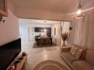 卡帕里卡的住宿－Casa Barros，客厅配有沙发和桌子