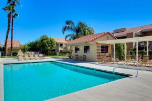 una piscina frente a una casa en Classic Comfort in Central PS - A Ryson Property, en Palm Springs