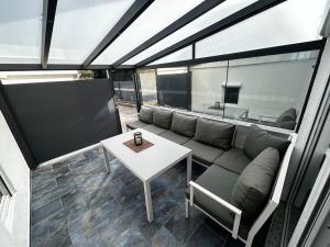 ein Wohnzimmer mit einem Sofa und einem Tisch in der Unterkunft Ferienhaus mit Privatparkplatz, Terrasse und Kamin in Bremen