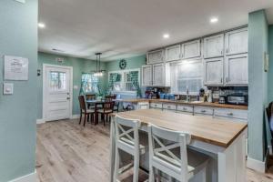 una cucina con mobili bianchi, tavolo e sedie di Stockyards! Less than 3 mins-Sleeps 8 -Gable House a Fort Worth