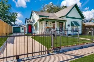 a house with a fence in front of it at Stockyards! Less than 3 mins-Sleeps 8 -Gable House in Fort Worth
