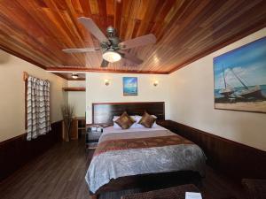 una camera con ventilatore a soffitto e letto di Captain Morgan's Retreat a San Pedro