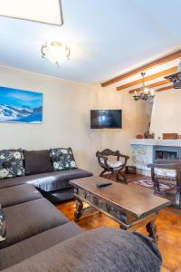 ein Wohnzimmer mit Sofa und Tisch in der Unterkunft La Carteria casa rural in Cangas de Onís