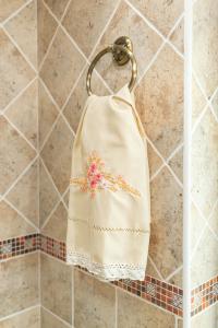 una toalla colgada en un toallero en una ducha en La Carteria casa rural, en Cangas de Onís